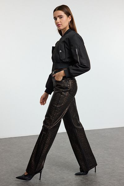Trendyol Collection Leopardenmuster-Jeans mit hoher Taille und weitem Bein – Limited Edition TWOAW25JE00071