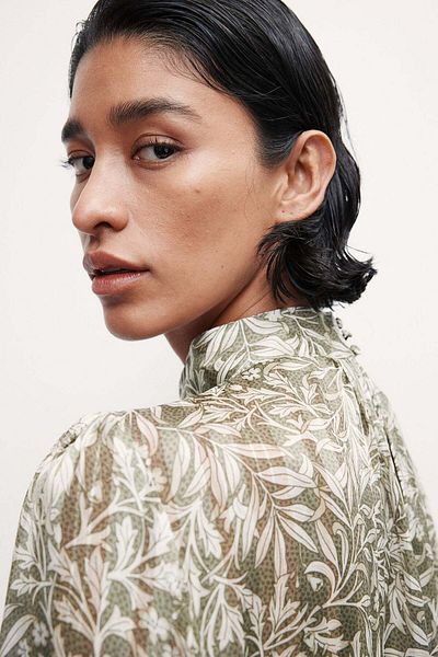 H&M بلوزة منقوشة