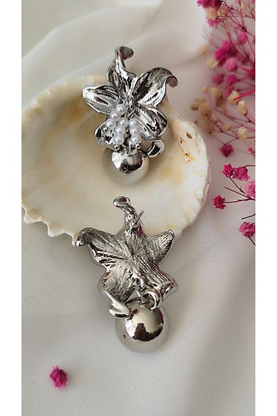 İPAR AKSESUAR Flower Motived Pearl Metal Silver Earring