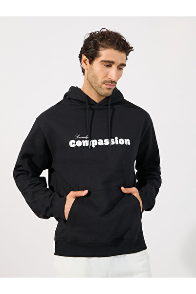 Styli هودي مريح بطباعة شعار Compassion