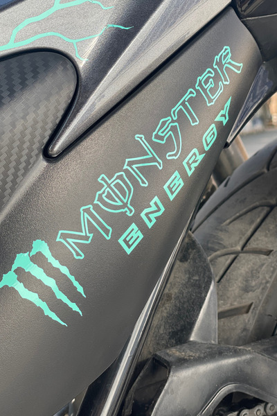 Banxtre ملصق طاقة بمخلب بلون النعناع لمحرك السيارة والخوذة (قطعة واحدة)