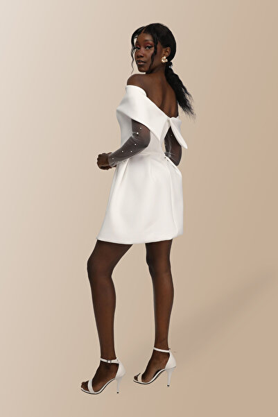 Elif Naz Moda Evi Λευκό μίνι φόρεμα με γιακά Carmen με πέρλες