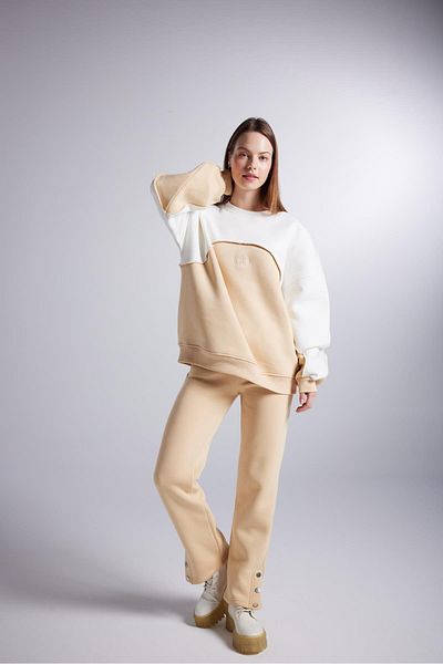 HOLLY LOLLY Beige Colored Raised 3 Thread Oversize Nola Sweatshirt