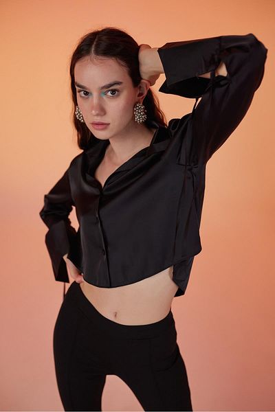 HOLLY LOLLY Különleges textúrájú Satin Crop Silky Shirt Fekete