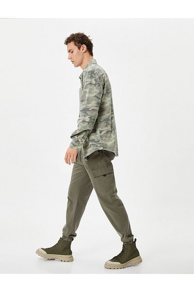 Koton Camouflage-Hemd mit Taschendetail, klassischem Kragen und Druckknöpfen