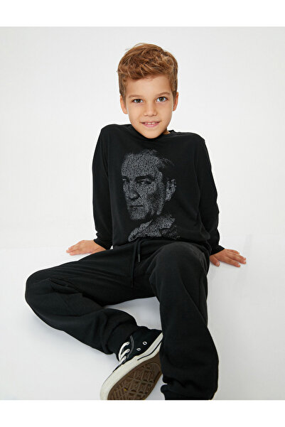 Koton Atatürk bedrucktes T-Shirt aus Baumwolle mit langen Ärmeln und Rundhals...