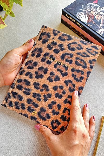 Le Color دفتر ملاحظات عادي من الكتان بنمط الفهد مقاس 17x24