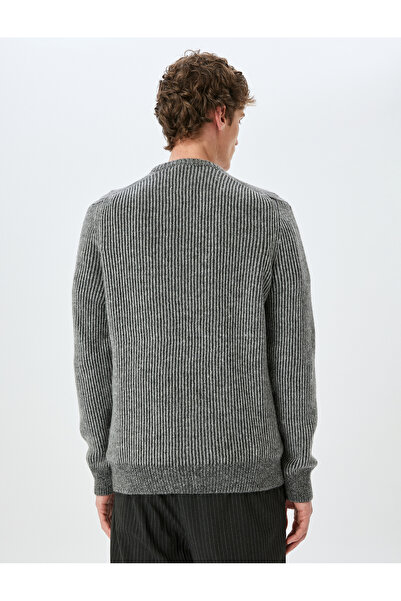 Koton Gestreifter Winterpullover mit Rundhalsausschnitt