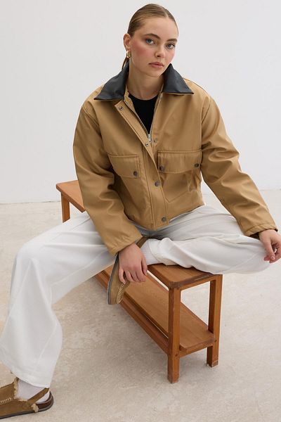 LEVURE Camel Women's Coat - Front Zipper and Snap Detail