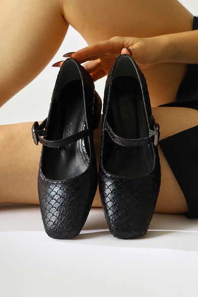 Limoya Дамски ежедневни обувки Abby Black Fish Scale с текстурирани тъпи пръсти и катарама