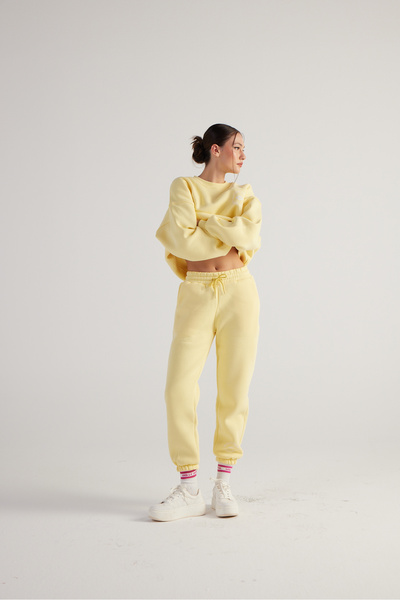 HOLLY LOLLY بنطال رياضي رفيع بأرجل مطاطية مرتفعة 3 خيوط باللون الأصفر