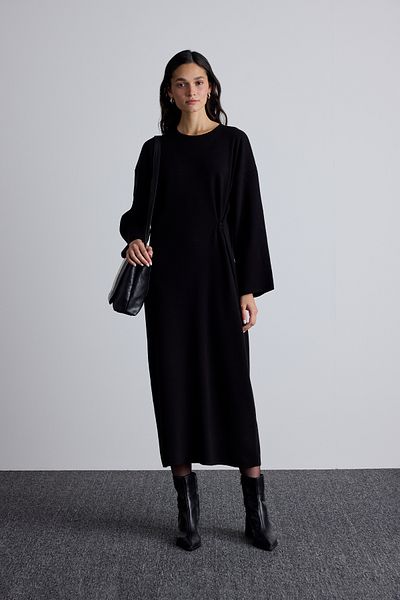 Manuka Schwarzes Strickkleid mit Schnürung