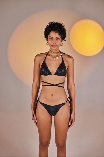 HOLLY LOLLY Speziell angefertigte, elfenbeinfarbene Bikinihose mit V-Schnitt aus glänzendem Stoff und H-Accessoire in Schwarz