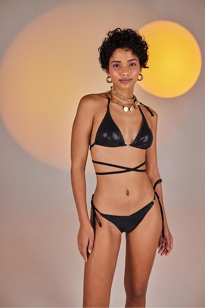 HOLLY LOLLY Speziell angefertigte, elfenbeinfarbene Bikinihose mit V-Schnitt aus glänzendem Stoff und H-Accessoire in Schwarz