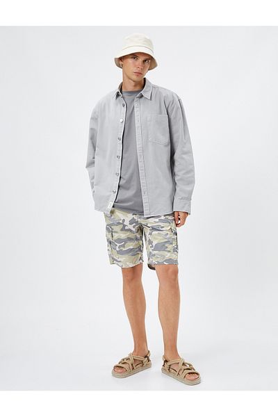 Koton Cargo-Shorts mit Tarnmuster an der Taille und Taschendetail