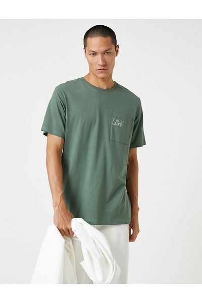 Koton Basic T-Shirt Slogan Κεντημένη τσέπη Λεπτομερής λαιμόκοψη πληρώματος