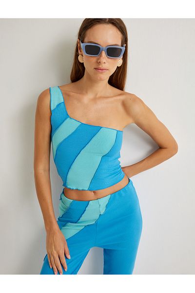 Koton Şahika Ercümen – One-Shoulder-Top aus farblich kontrastierender, bauchfreier Viskose