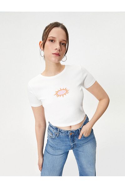 Koton Crop T-Shirt Print Λεπτομερής στενή εφαρμογή με κοντό μανίκι, βαμβακερή λαιμόκοψη