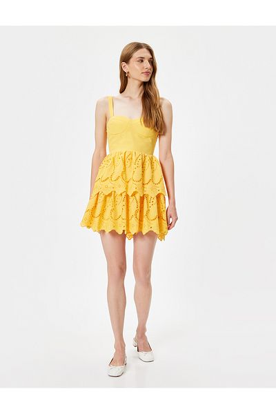 Koton Minikleid mit Riemchen und Jakobsmuschelmuster – Herzkragen und Lagendesign