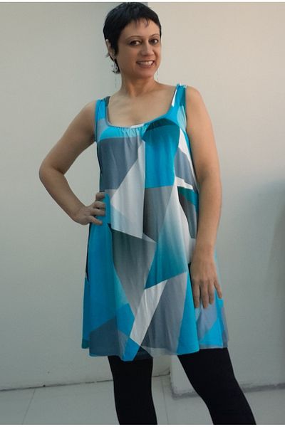 Mertcan Butik Tricou din viscoză pieptănată cu imprimeu albastru, negru și alb, cu curea adunată în față și în spate