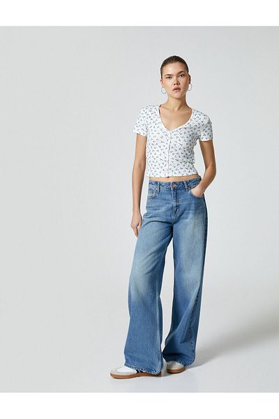 Koton Crop Floral T-Shirt με κουμπιά V-λαιμόκοψη με ραβδώσεις, λεπτή εφαρμογή, κοντομάνικο βαμβακερό