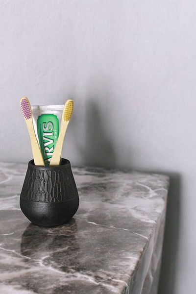 Evene Toothbrush Holder Countertop Black Color Toothbrush Stand Vase Model