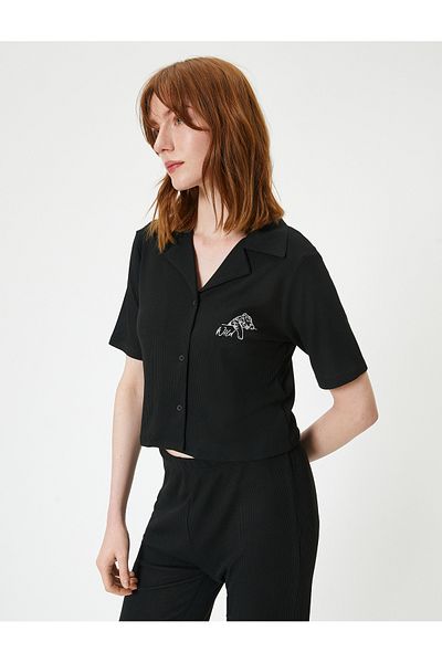 Koton Pyjama-Set mit Knöpfen und kurzen Ärmeln, bestickt