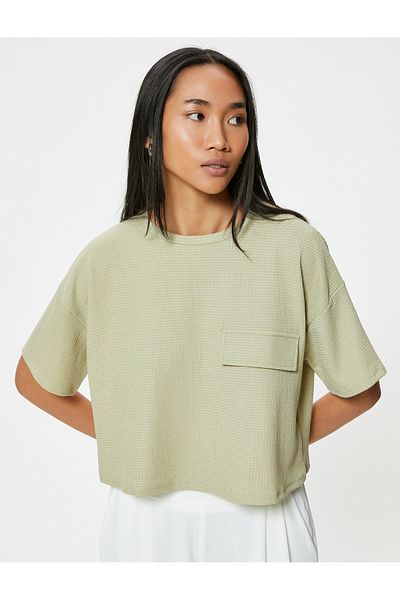 Koton Strukturiertes Kurzarm-T-Shirt mit Kappe und falschem Taschendetail am Rundhalsausschnitt