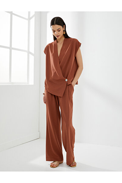 Koton Μπλούζα με κοντό μανίκι με τυλιγμένο κουμπί κλεισίματος Λεπτομερής λαιμ...