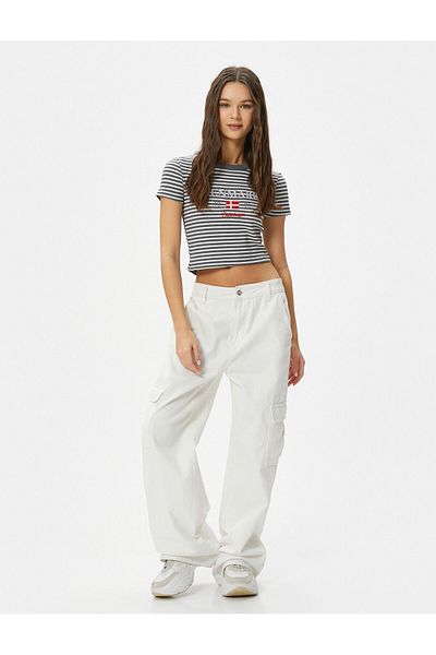 Koton Crop T-shirt με ραβδώσεις, λεπτή εφαρμογή, κεντημένη λεπτομερής κοντομάνικη λαιμόκοψη