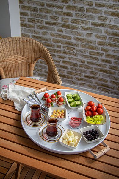 kitchen trend صينية معدنية مستديرة مقاس 45 سم بيد خشبية بيضاء، صينية إفطار، صينية تقديم