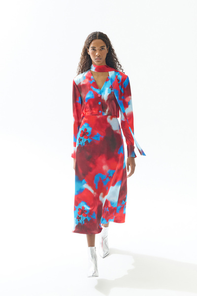 Jus De Pommes MAVİ KIRMIZI BATİK DESENLİ FULARLI MİDİ ELBİSE