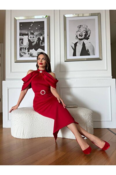 NSHIQ Kadın Kırmızı İthal Yazlık Scuba Kumaş Drapeli Omuz Broş Detaylı Kemerli Astarlı Tasarım Elbise