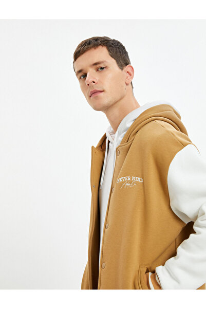 Koton سترة جامعية بقلنسوة بألوان متباينة مع تفاصيل مطرزة وجيوب