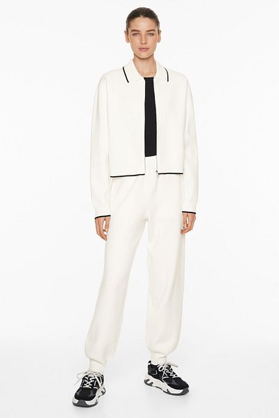 Oysho Long-sleeved knit jacket with collar and front zip fastening.