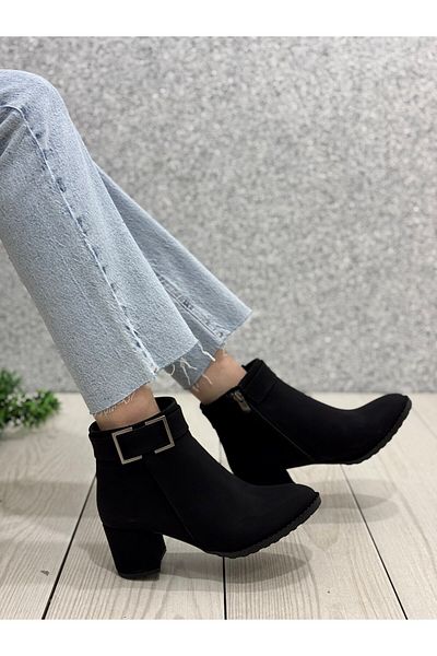 ayakkabiyolla Μαύρες μπότες με λεπτομέρεια ζώνης Nubuck