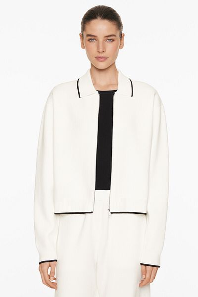 Oysho Long-sleeved knit jacket with collar and front zip fastening.