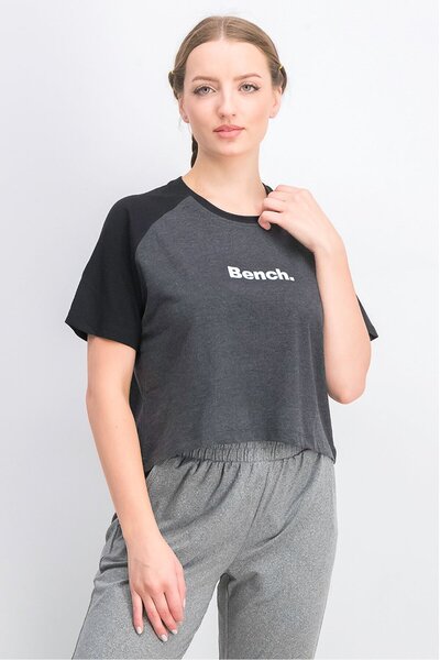 BENCH بلوزة نسائية برقبة دائرية وأكمام قصيرة بشعار العلامة التجارية، لون فحمي...