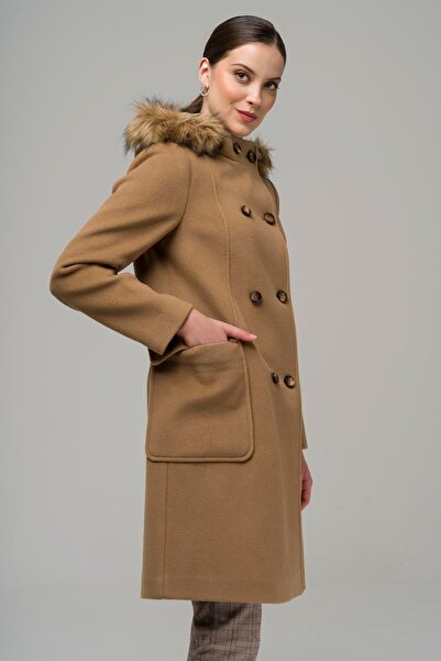 Olcay Dvouřadý kabát s chlupatou kapucí a kapsou na tašku KAMEL 3930