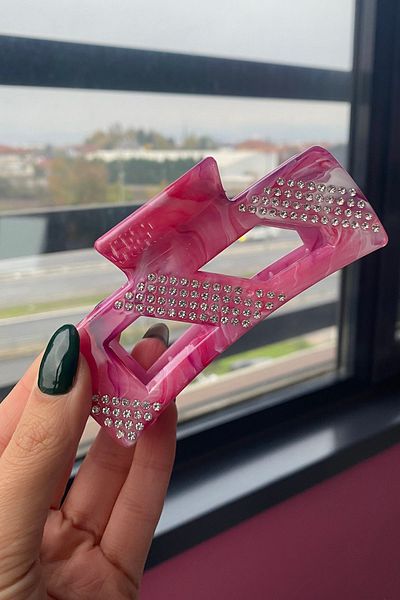 TAKIŞTIR مشبك مزلاج على شكل عظمة مزين بالأحجار باللون الوردي