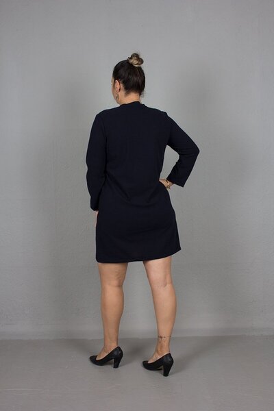 Truva XXL Φόρεμα μεγάλου μεγέθους μέχρι το γόνατο από ύφασμα κρεπ με λεπτομέρεια με αγκράφα