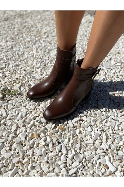 LA PASSION Brown Zippered Buckle Heeled Leather Boots