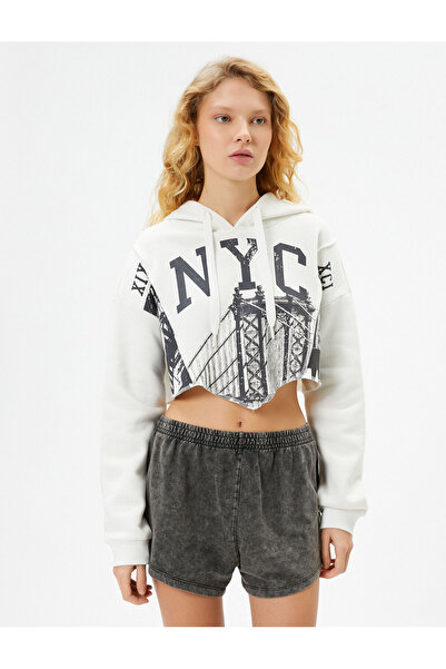 Koton Şardonlu Crop Kapşonlu Sweatshirt Slim Fit Asimetrik Kesim Baskılı