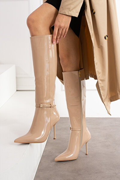 Güllü Shoes Kadın Bej Diz Altı Topuklu Çizme Parlak Yüzey İnce Topuk ve Şık Tokalı Detay ile Özel Günler İçin