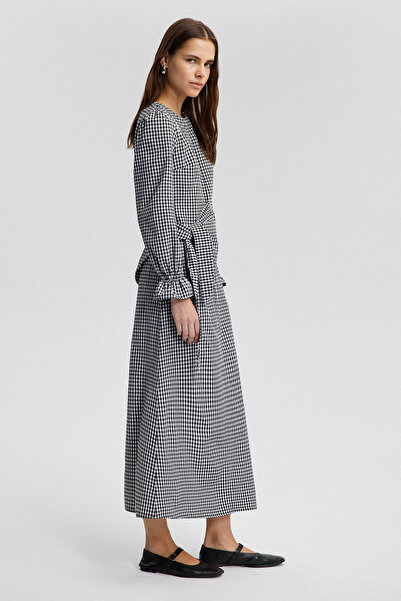 Touché Privé GOMBLE ŠATY S VÁZÁNÍM A DETAILEM