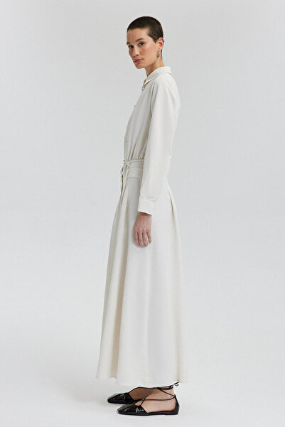 Touché Privé PLISOVANÉ PLÁTNĚNÉ ŠATY S DETAILY TLAČÍTKŮ