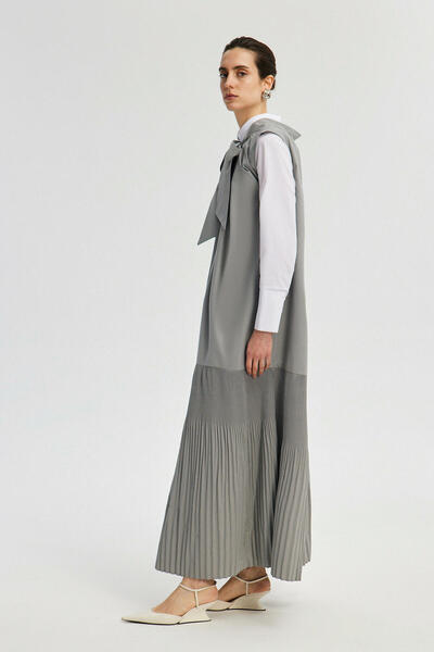 Touché Privé Tie-Up Collar Pleated Dress