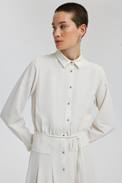 Touché Privé PLISOVANÉ PLÁTNĚNÉ ŠATY S DETAILY TLAČÍTKŮ