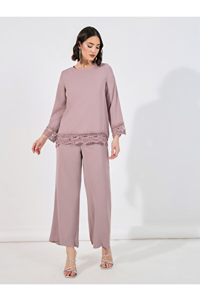 Styli طقم محتشم من أعلى وبنطلون واسع الساق مع حشوة من الدانتيل