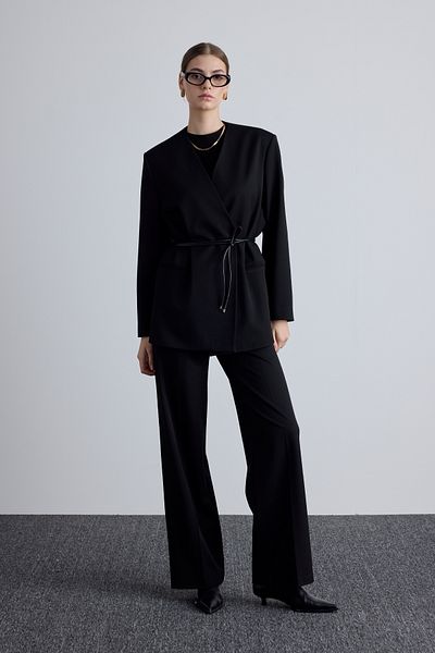 Manuka Schwarze Blazerjacke – klassischer Look und Gürtel